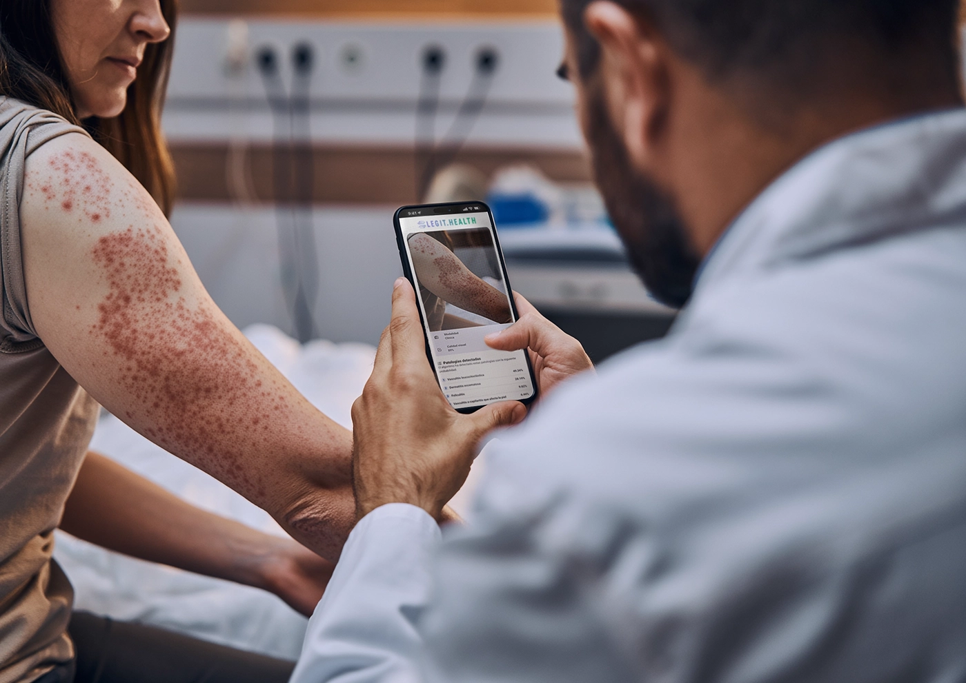 A clinician gets a detailed report on a possible lesion from a photo and the Legit.Health device analysis