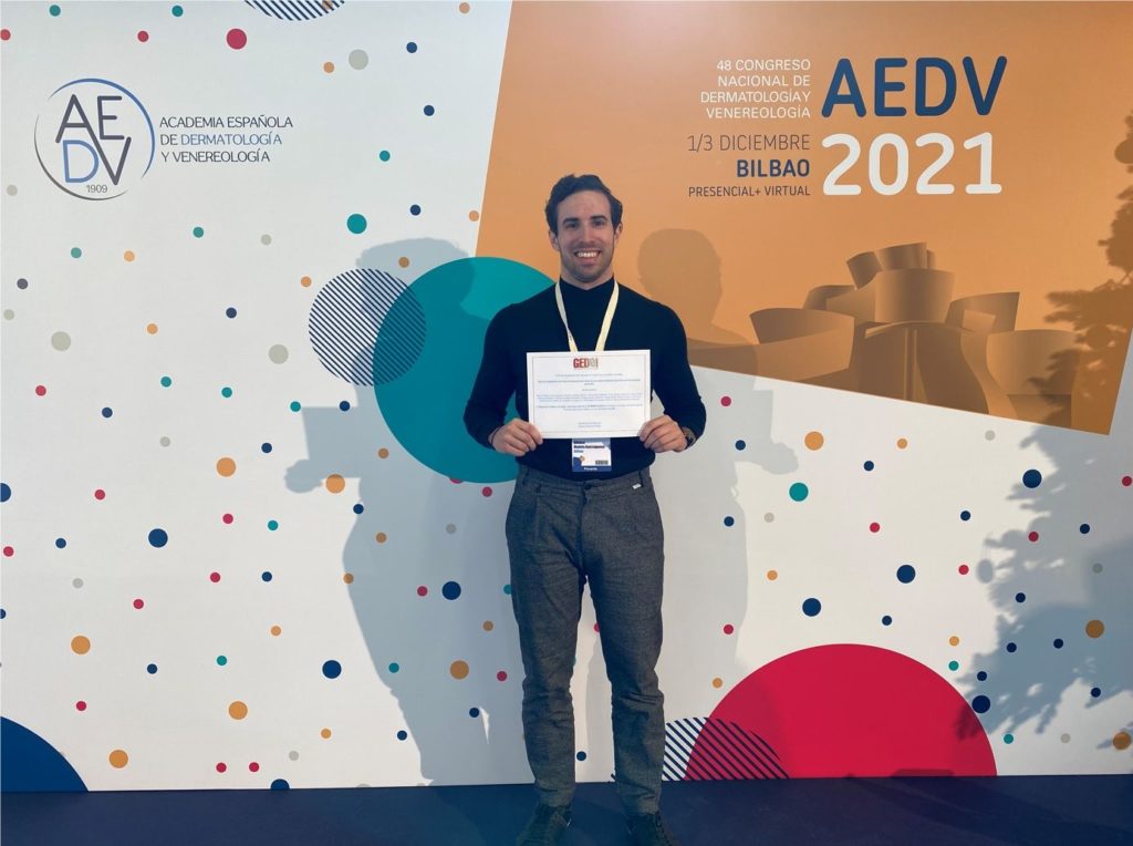 Alfonso Medela holding award