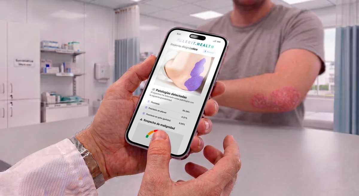 Un profesional sanitario revisa un informe diagnóstico de Legit.Health con un paciente con psoriasis